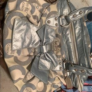 Coach bag belong to my grandma I don’t tote purses just trying 2 make Xmas money